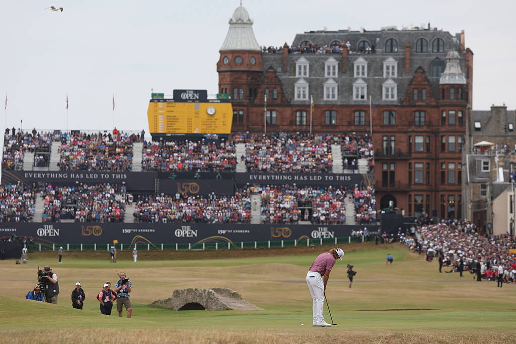 Cameron Smith holes his key putt for par on the 71st hole of The 150th Open